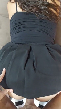 의붓여동생이 미니스커트를 입은 걸 봤는데, 팬티에 문지르지 않을 수 없었어요