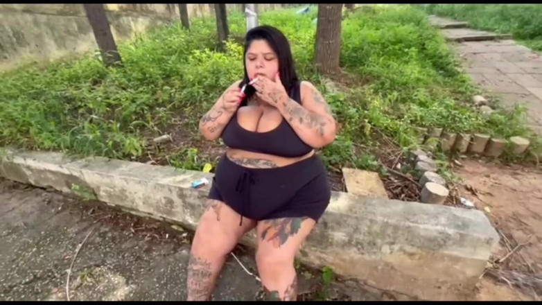 Mary Jhuana: Dewi BBW menghisap rokoknya di khalayak ramai