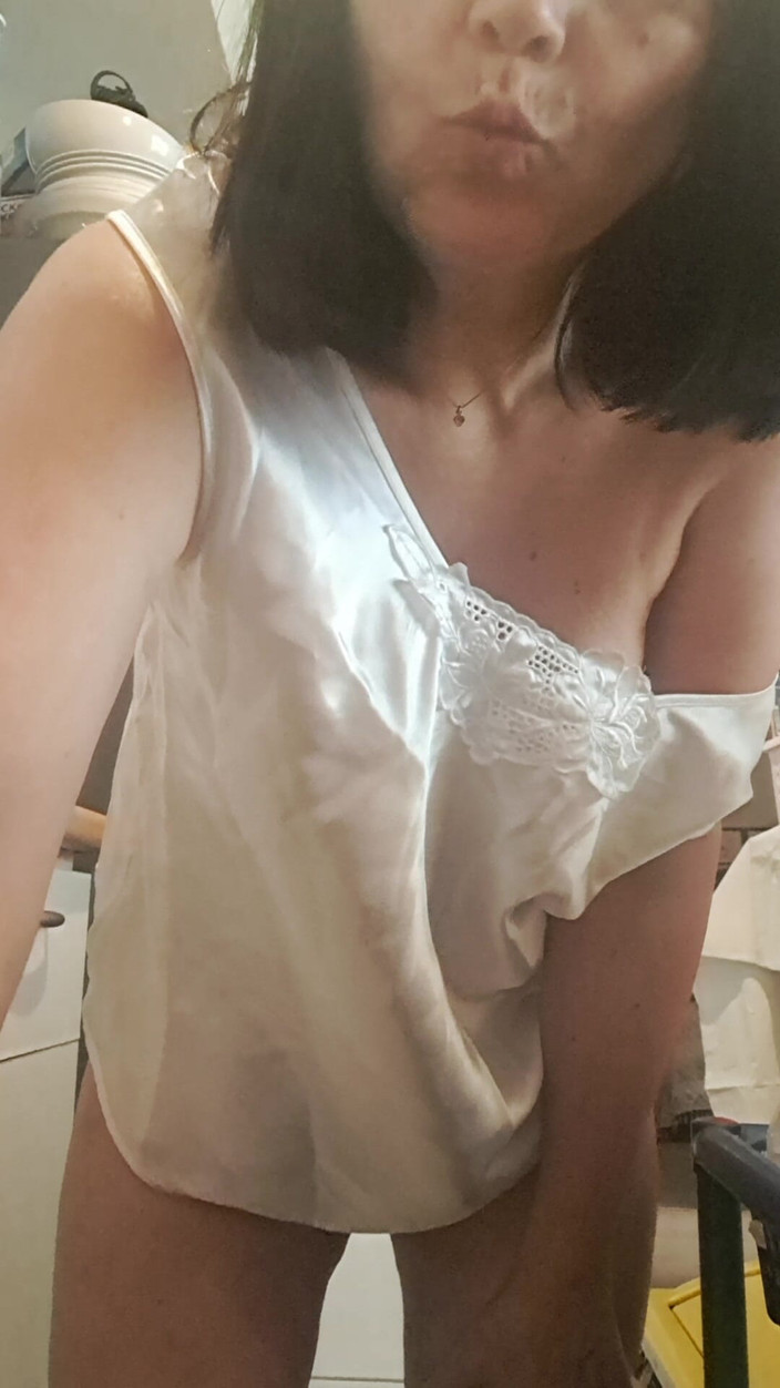 Mommy big hairy pussy: 我的丈夫在厨房里拍摄我没有穿内裤的录像