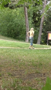 Assista-me por trás das árvores quando eu fico nua no parque e ordenhando meus peitos