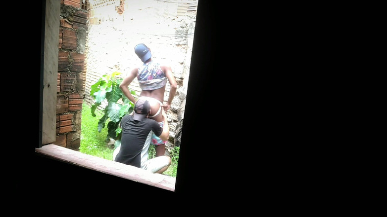 MiguellTrajano: Doručovatel sledoval zákazníka na opuštěný lot, aby mu zadek dal...