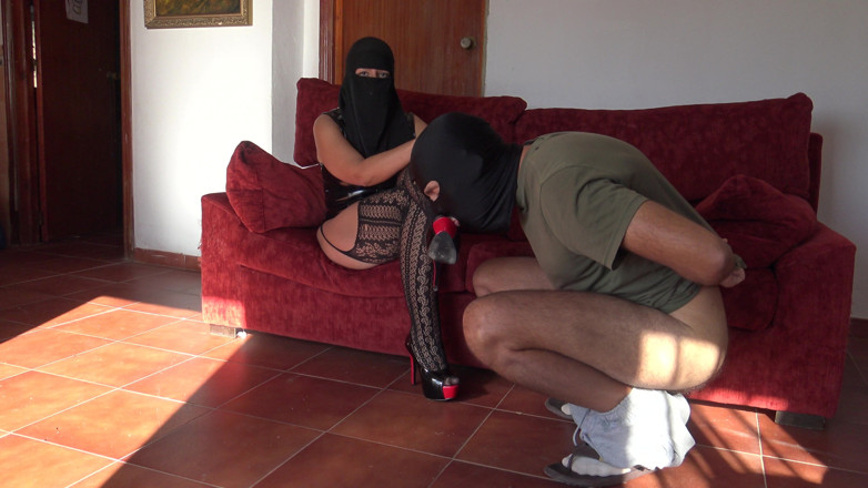 Souzan Halabi: British Hijabi Mistress and Her Slave