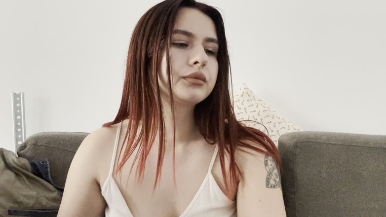 NipsAndStrips: Roodharige rokend close-up