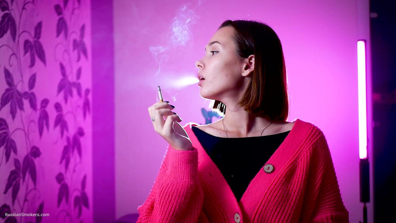 Russian Smokers: 야외에서 담배를 피우는 장난꾸라지 러시아 미녀