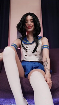 Pequeña zorra hentai Karolina Geiman se hace un amor apasionado