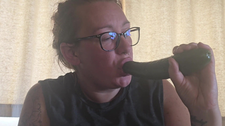 Jimbob Star Straight: Foodie Fridays Jade Fucks a Cucumber