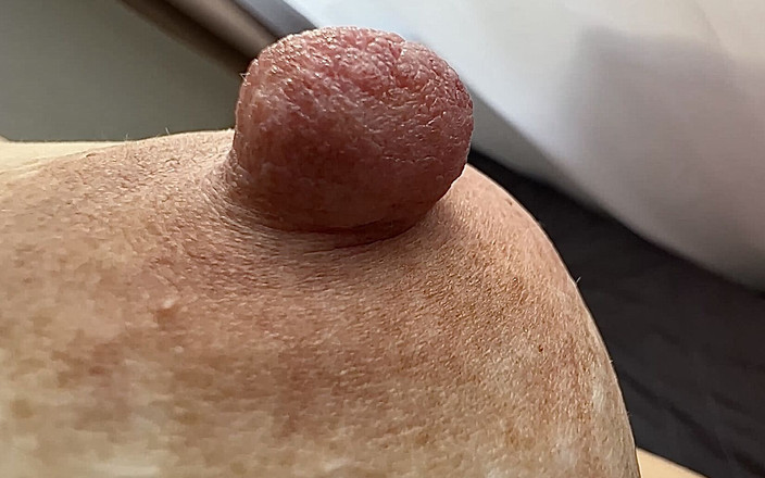 Gigi oficial: 最大の乳首賞を受賞したが、継父は彼が彼らとセックスすると言った