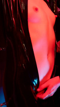 Slavin in latex catsuit in elektroschokhakken