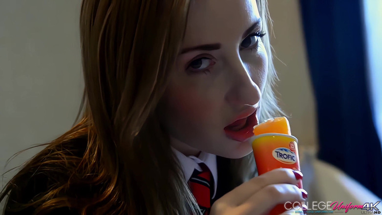 College Uniform: Chupada De Hielo Con Sophia Smith