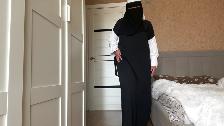 Lux Eva: Une Arabe sexy à gros nichons se masturbe la chatte jusqu’à...