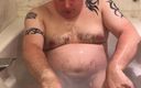 Uktattooedchub: Grote mollige man in bad