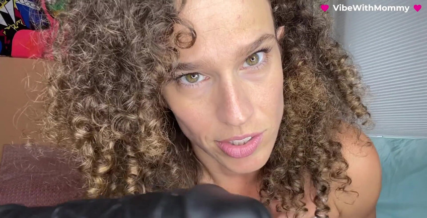 VibeWithMommy: 继母在手机上发现大黑屌色情内容撸管指挥！你永远不会猜到她对此做了什么...