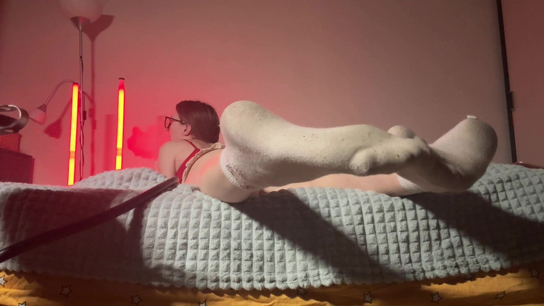 Skinny_lady69: 私の靴下を嗅ぐ私の奴隷