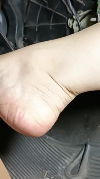 Corsa pedallarını flip floplarla hızlandırmak ve pompalamak