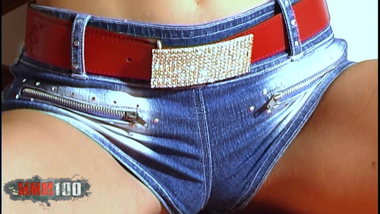 MMM100: Andy-Brown: хорошенькая миниатюрная брюнетка Энди Браун делает горячий стриптиз на кровати