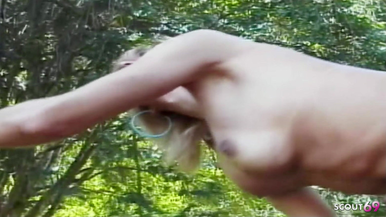 Shemale TS Collection: Sarışın büyük memeli travesti açık havada kalın bir yarakla sikiliyor