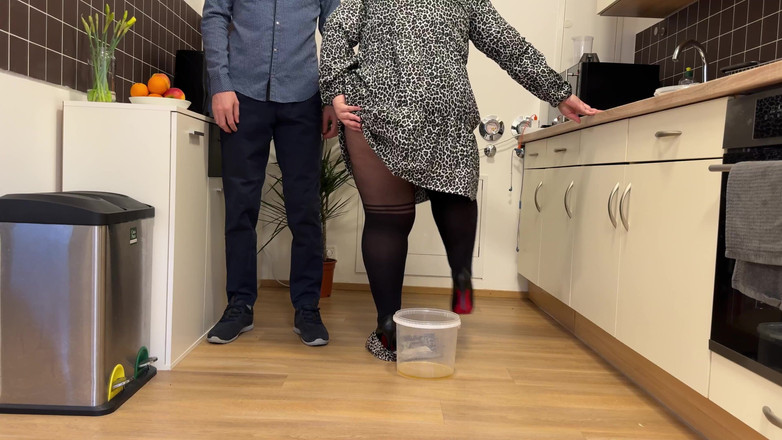 OurFetishLife: Schoonmoeder nam mijn urine en masturbeert terwijl ze voorover bukte...