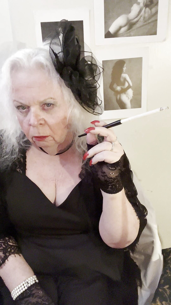 Constance: Hút thuốc và đi tiểu trong màu đen