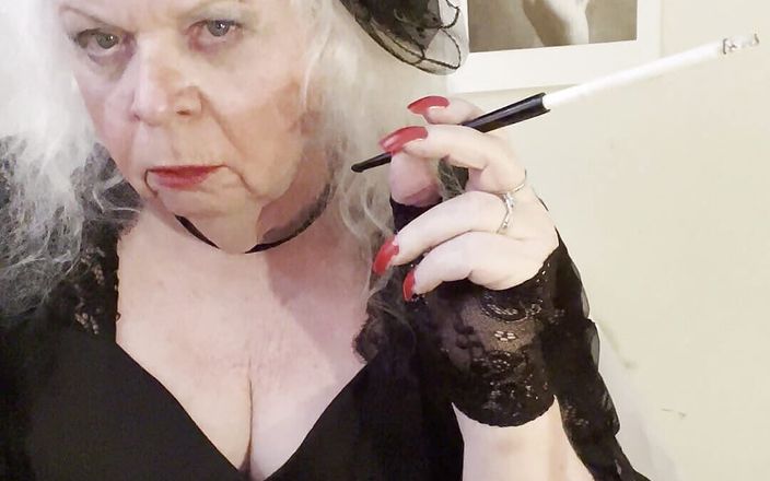 Constance: Fumando e mijando de preto