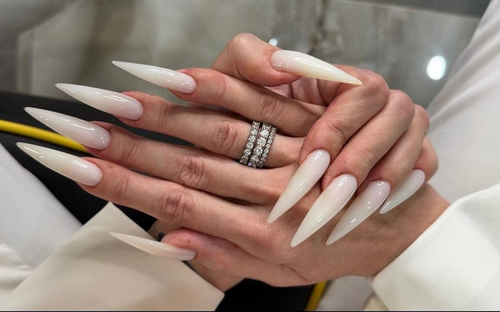 Julia domaina: 炽热的白色，长指甲，锋利的爪子，长长的手指和手