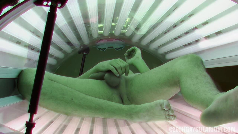 Czech Gay Solarium: Cewek ceko dengan pantat bahenol lagi asik ngocok solarium 5 cowok...
