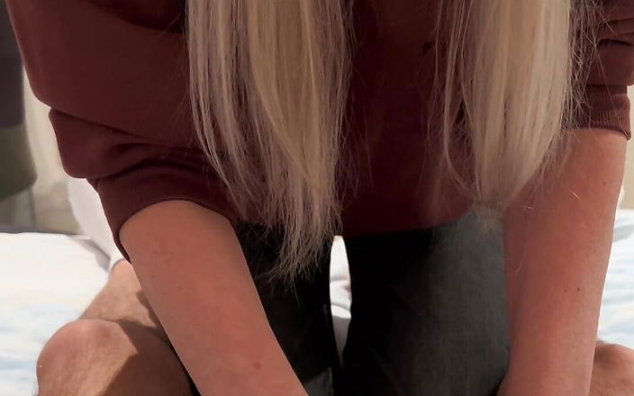 Nofaceblonde: 義理の息子が彼の熱いペニスに射精するのを助ける