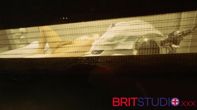 Brit Studio: Sledujete, jak vaše sousedka masturbuje