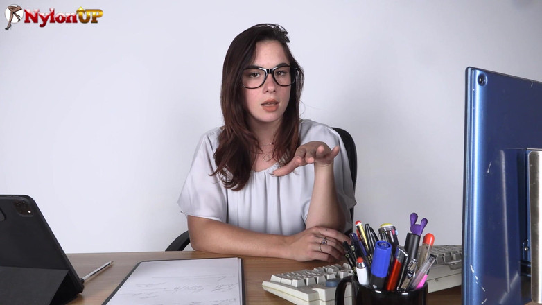 FootFetish Girls With Sex Toys and Nylons: Il capo dominante rappresenta il fallimento della sua segretaria amante...