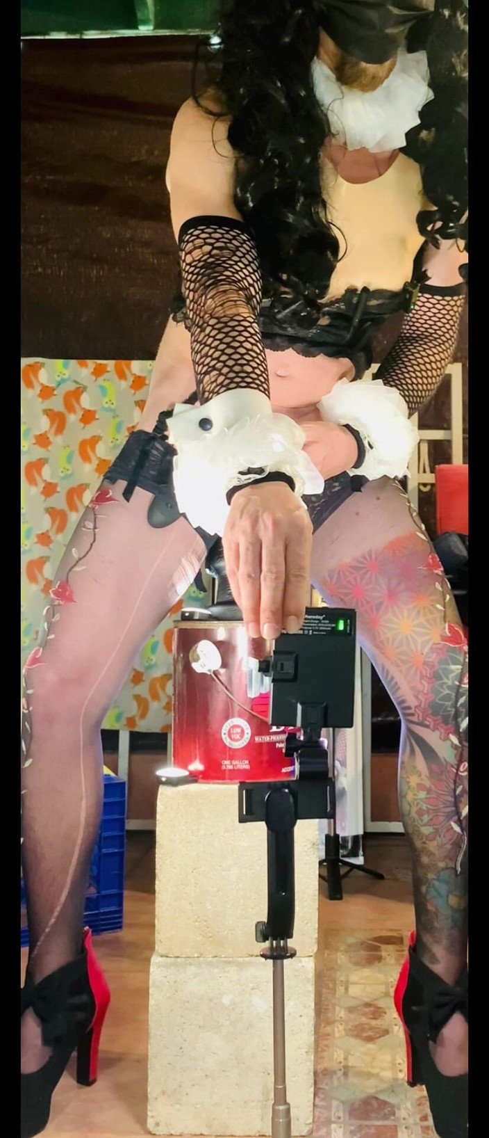 Benito414: フェムボーイのセクシーランジェリーで大きな黒いディルドに乗る