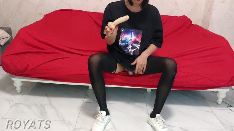 Royats: Mrdka při jízdě na robertku v teniskách a punčochách