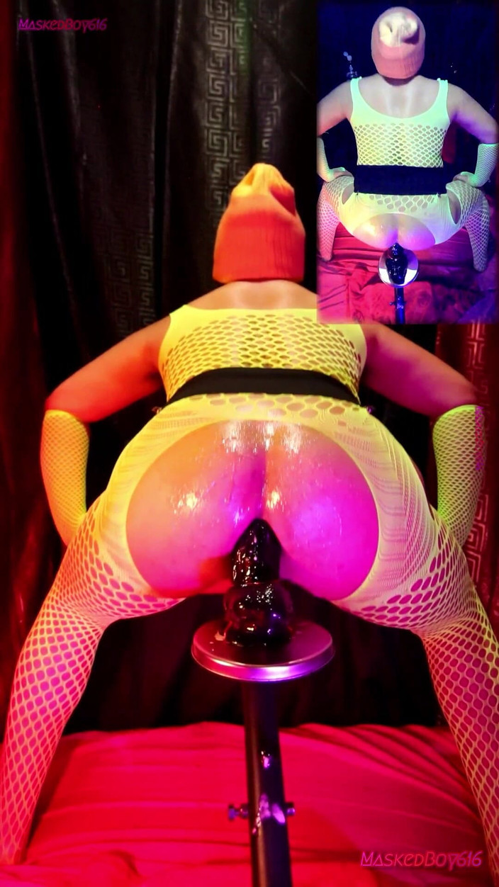 Maskedboy616: Podskakując z naoliwionym tyłkiem, w żółtej fluorescencyjnej bieliźnie 3