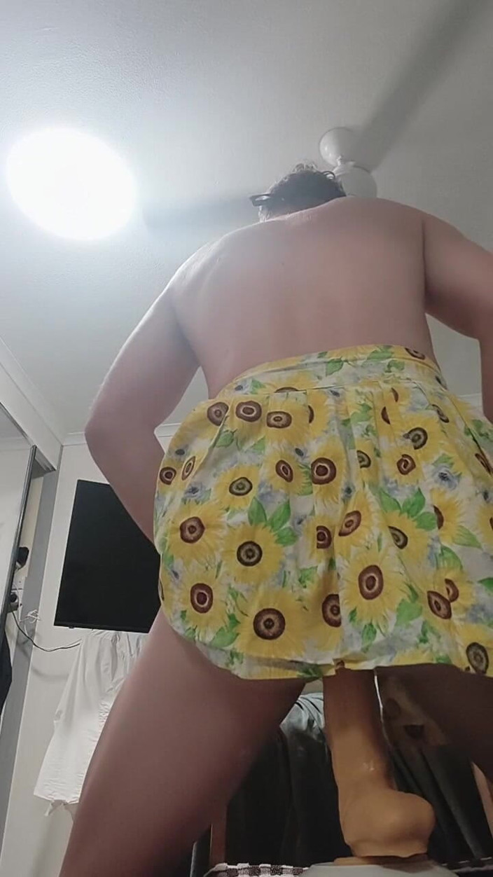Brent Star Wood: Cewek ini lagi muasin memeknya pakai rok mini dan dildo...