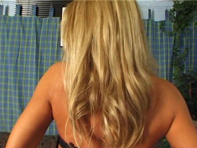 Lucky Wankerz: Mamă sexy blondă care se masturbează în acțiune solo