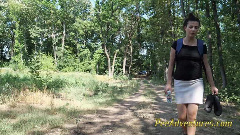 Pee Adventures: Empty my bladder outdoor and relive my pressure