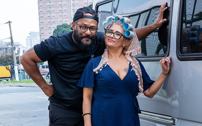 MaturePickup: 丰满的家庭主妇尝试了非常努力的屁股操逼