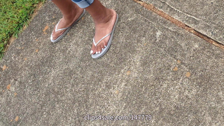 Foot Patrol: 보짓물 가득한 발과 함께하는 후드 흑누나 비