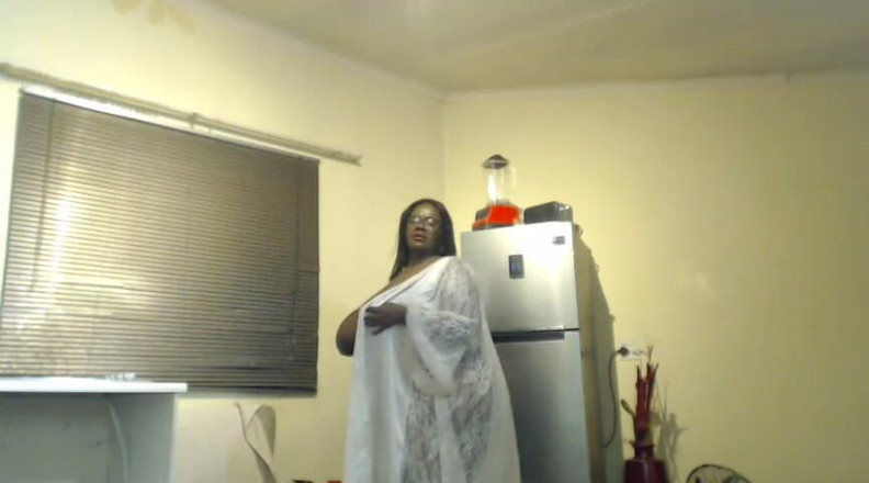 Legendary Booty Overdose: अफ्रीकी मोटी गांड ssbbw(अत्यंत विशालकाय सुन्दर औरत) कपड़े उतारकर चिढ़ाती और कराहती है