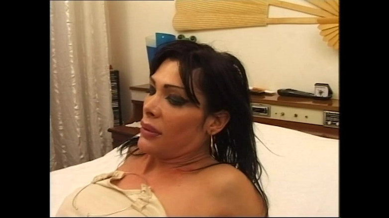 Shemale World: Une trans latina à forte poitrine se fait enculer et éjaculer sur...