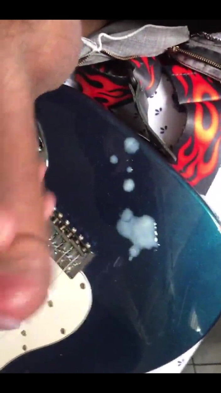 i7Bernard: Podobało mi się na gitarze (portret)