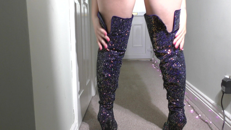 SBG Media: Naga młoda brytyjska laska w butach na wysokim obcasie