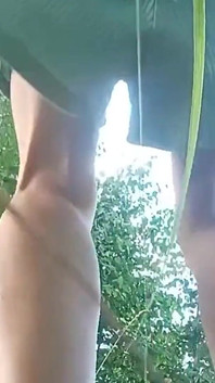 Si è segato il culo nel parco