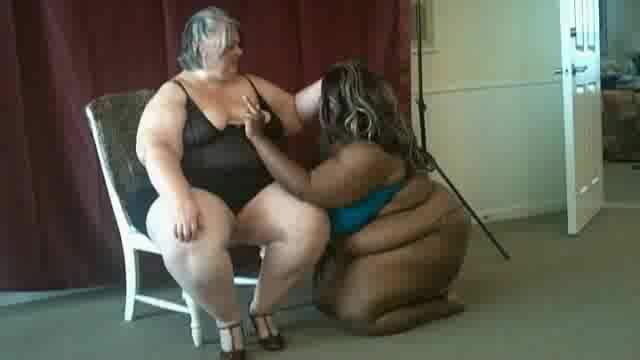 BBW nurse Vicki adventures with friends: Modele czekolady i kremu ssbbw pozują śmiechem