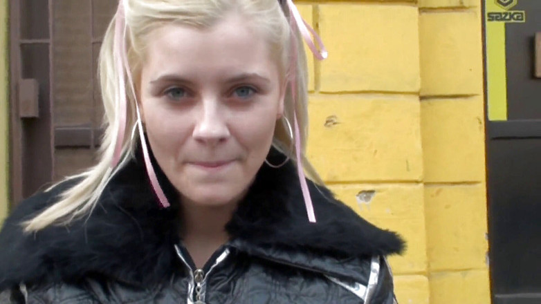 6-movies: Tóc vàng được đón và đụ tại nhà