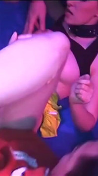 Dojrzała laska gangbanged przez napalone stadniny w Wild Club Orgia