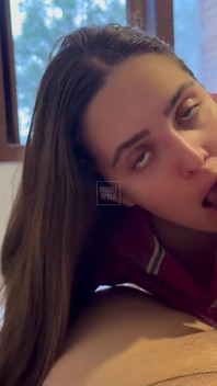 Ungezogene Frau Gibt Einen Schönen Blowjob