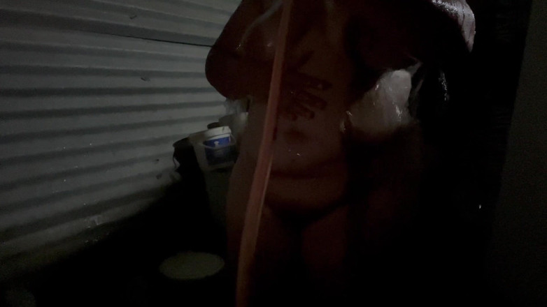 Stepmom_with_big_tits: Девушка записывает себя, принимая очень чувственный душ, касаясь ее очень богатых сисек и тугую киску у нее