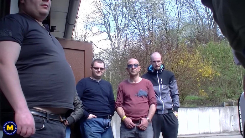 Mature NL: Немецкая мачеха занимается гэнгбэнгом