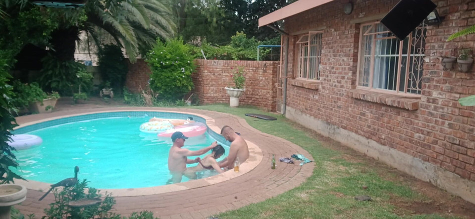 Bigjoefuckalott: Cewek sange ini ngentot sama 2 kontol sekalian!