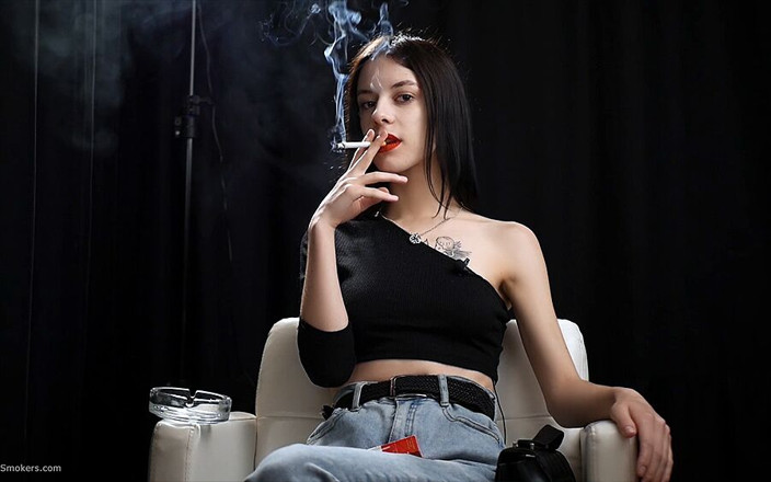 Russian Smokers: Szczupła laska pali jedną czerwoną