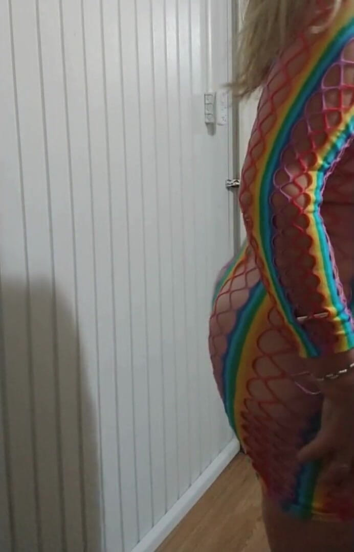 Priscila: Matrigna che mi mostra i vestiti che indosserà per il...